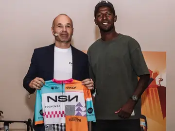 Andrés Iniesta posa con Biniam Girmay en la presentación del equipo NSN Andrés Iniesta posa con Biniam Girmay en la presentación del equipo NSN
