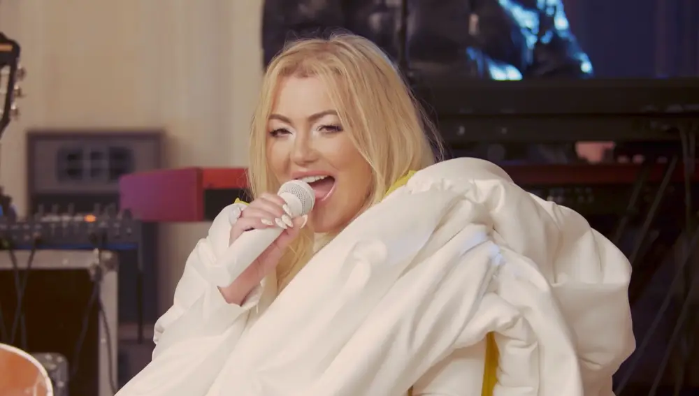 Amaia Montero, durante la actuación de La Oreja de Van Gogh en las Campanadas