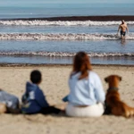 Decenas de personas disfrutan del buen tiempo en la playa de Las Arenas en Valencia a 1 de enero de 2026
