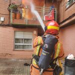 Rescatan a varias personas de un edificio de Paiporta (Valencia) por un incendio en la primera planta