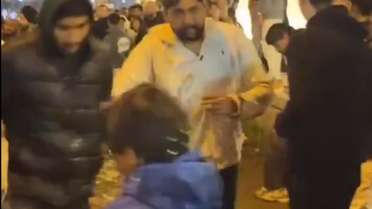 Vídeo: violenta pelea en Barcelona entre indios y pakistaníes tras las campanadas de Año Nuevo