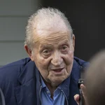 El rey emérito Juan Carlos I a su salida de un restaurante cerca de la casa de su amigo Pedro Campos, este miércoles en O Grove. El padre del rey Felipe VI tiene previsto competir con el Bribón este fin de semana en el "Desafío Barceló" en la ría de Pontevedra.-