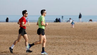 VALENCIA, 01/01/2026.- Decenas de personas disfrutan del buen tiempo en la playa de las Arenas en Valencia este jueves, 1 de enero de 2026. EFE/ Ana Escobar 