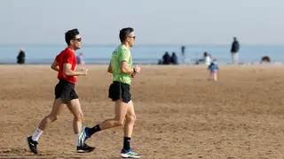Buen tiempo en el día de Año Nuevo en Valencia VALENCIA, 01/01/2026.- Decenas de personas disfrutan del buen tiempo en la playa de las Arenas en Valencia este jueves, 1 de enero de 2026. EFE/ Ana Escobar