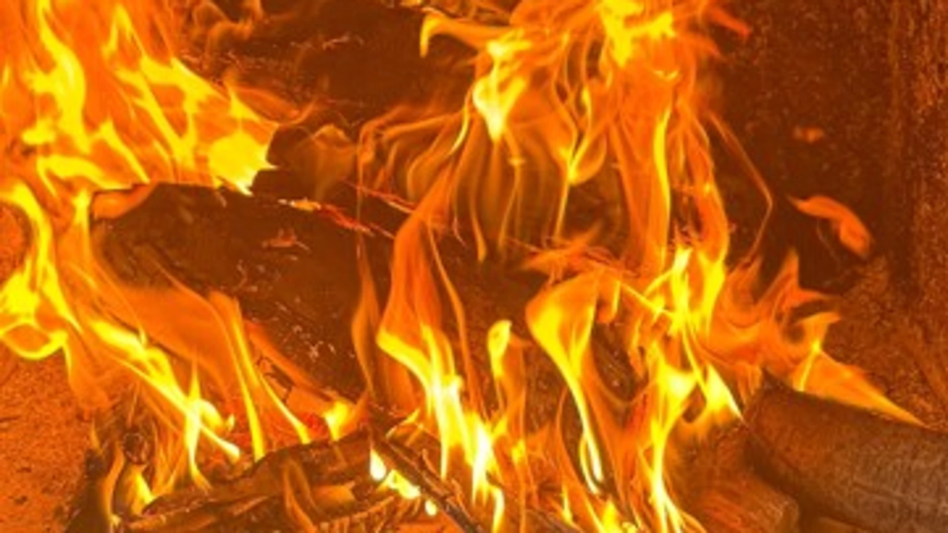 Incinada Una mujer, la primera en ser incinerada en una ceremonia funeraria en ...