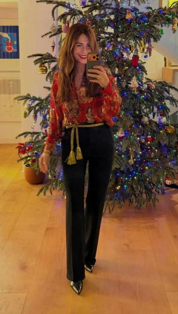 El look con el que Nuria Roca da la bienvenida a 2026: blusa estampada ...