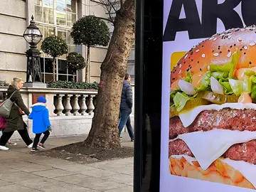 La publicidad de la "comida basura", prohibida en el Reino Unido salvo en horas nocturnas Londres, 01/01/2026.- La publicidad de la considerada "comida basura" -alta en azúcares, sal y grasas saturadas- estará en adelante prohibida en el Reino Unido salvo en horario nocturno, al entrar en vigor una ley con casi tres años de retraso tras duras negociaciones con la industria alimentaria. EFE/Guillermo Garrido