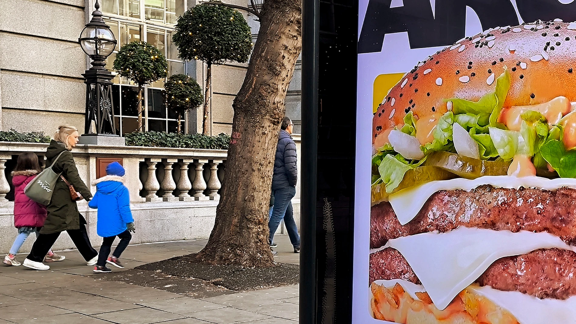 Londres, 01/01/2026.- La publicidad de la considerada "comida basura" -alta en azúcares, sal y grasas saturadas- estará en adelante prohibida en el Reino Unido salvo en horario nocturno, al entrar en vigor una ley con casi tres años de retraso tras duras negociaciones con la industria alimentaria. EFE/Guillermo Garrido