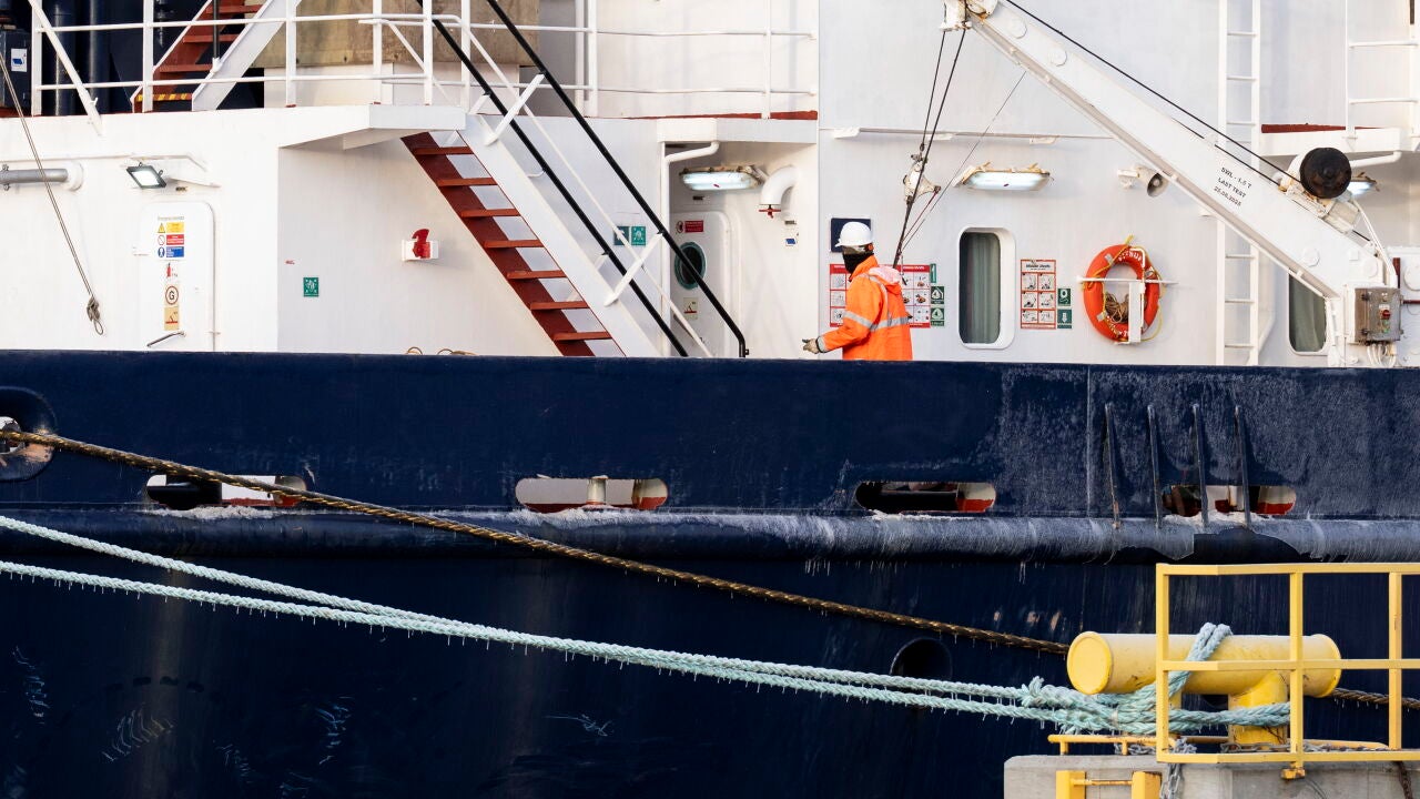 Finlandia detiene a dos tripulantes del buque sospechoso de sabotear un cable submarino en el Báltico