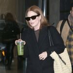 Julianne Moore con batido.