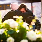 Varias personas se consuelan cerca del bar y sal&oacute;n "Le Constellation", donde se desat&oacute; un incendio tras una explosi&oacute;n en las primeras horas de la v&iacute;spera de A&ntilde;o Nuevo, en Crans-Montana, Suiza