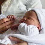 Elena, primera bebé del año, nació pocos segundos después de las campanadas en Barbastro