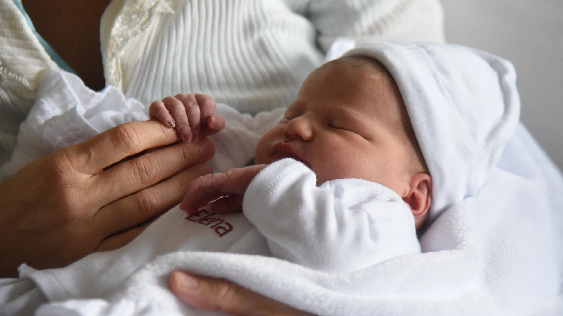 BARBASTRO (HUESCA) , 01/01/2026.- El primer bebé nacido en Aragón es una niña, Elena, que vino al mundo pocos segundo después de las 00.00 horas en el Hospital de Barbastro (Huesca). EFE/ Javier Blasco