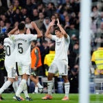 Mastantuono y Bellingham acuden a felicitar a Gonzalo tras uno de sus goles