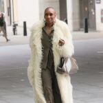 Look de Cynthia Erivo con abrigo de pelo.