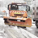 Una maquina quitanieves junto a un cami&oacute;n estacionado porque no puede circular por la nieve
