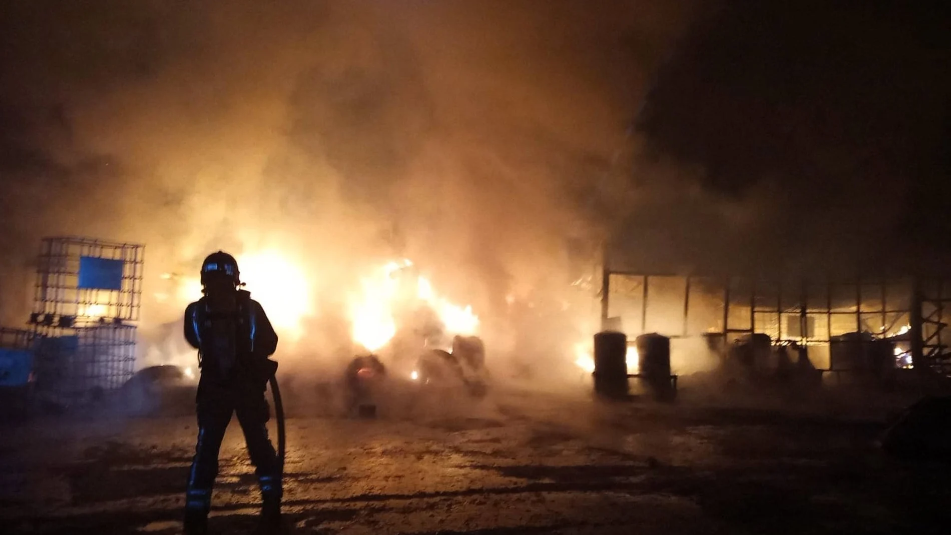 MURCIA.-Bomberos controlan un incendio en una fábrica de tratamiento de madera y gestión de residuos en Caravaca de la Cruz
