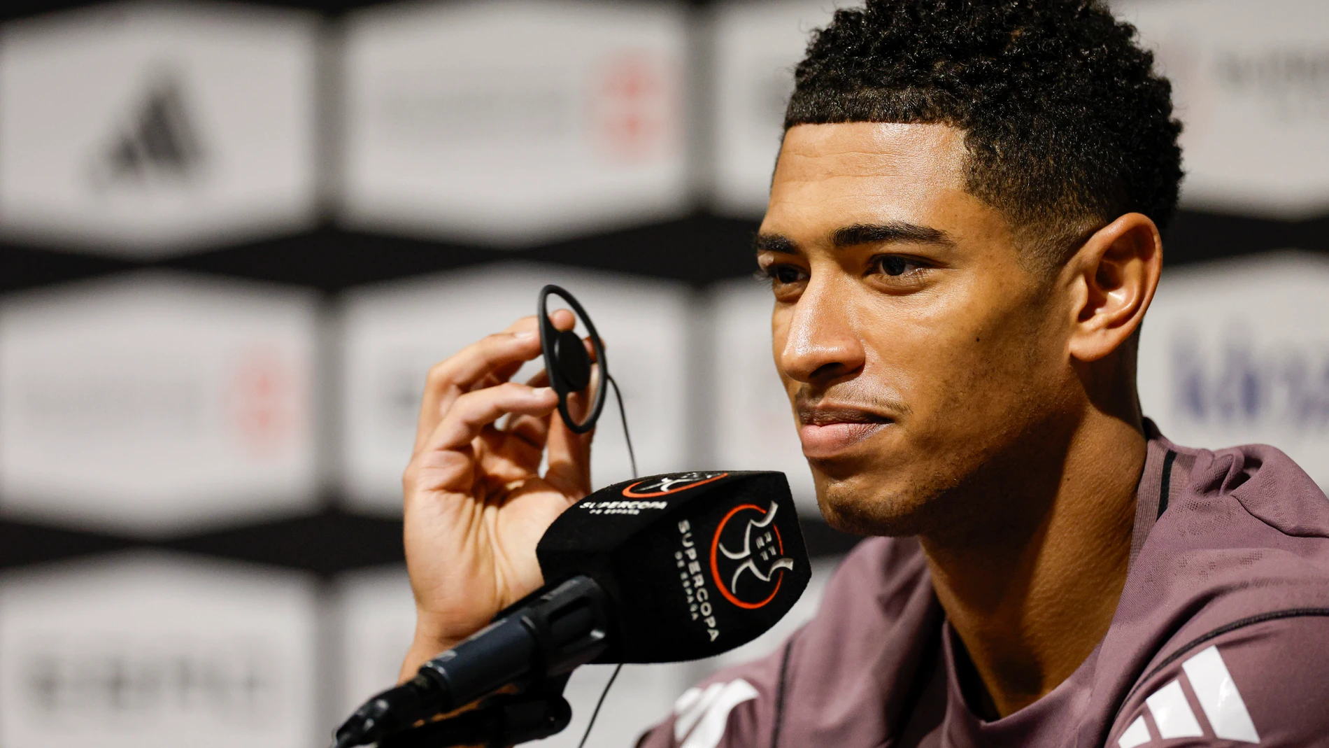 YEDA (ARABIA SAUDÍ), 07/01/2026.- El centrocampista del Real Madrid Jude Bellingham ofrece una rueda de prensa este miércoles en Yeda (Arabia Saudí), previa al enfrentamiento de mañana jueves de la Supercopa de España ante el Atlético de Madrid. EFE/ Kai Forsterling