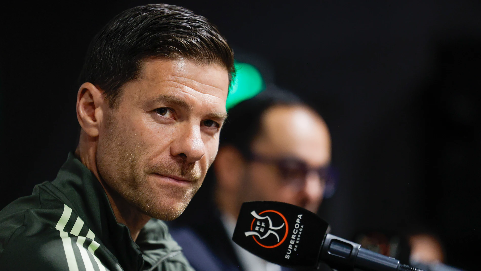 YEDA (ARABIA SAUDÍ), 07/01/2026.- El entrenador del Real Madrid, Xabi Alonso, ofrece una rueda de prensa este miércoles en Yeda (Arabia Saudí), previa al enfrentamiento de mañana jueves de la Supercopa de España ante el Atlético de Madrid. EFE/Kai Forsterling