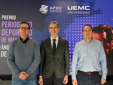 Foto, de izq. a dcha.: 'Lolo' Velasco, presidente de la Asociaci&oacute;n de la Prensa Deportiva de Valladolid, Jes&uacute;s Zarzuela Mateos, Consejero Delegado de la Universidad Europea Miguel de Cervantes, y Luis Miguel de Pablos, periodista y vicepresidente primero de la APDV, durante la presentaci&oacute;n del Premio