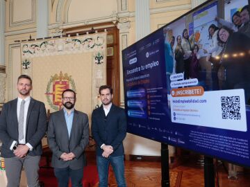 El concejal de Personas Mayores, Familia y Servicios Sociales del Ayuntamiento de Valladolid, Rodrigo Nieto, presenta junto al director general de la Fundaci&oacute;n Santa Mar&iacute;a la Real, &Aacute;lvaro Retortillo, y el gerente del Servicio P&uacute;blico de Empleo de Castilla y Le&oacute;n (ECYL), Jes&uacute;s Blanco, dos nuevas Lanzaderas de Empleo 
