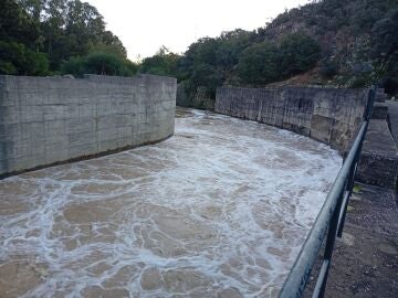 Desembalse de agua en el pantano de Guadarranque, en Castellar de la Frontera (C&aacute;diz)REMITIDA / HANDOUT por Junta de Andaluc&iacute;aFotograf&iacute;a remitida a medios de comunicaci&oacute;n exclusivamente para ilustrar la noticia a la que hace referencia la imagen, y citando la procedencia de la imagen en la firma07/01/2026