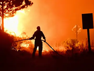Se intensifican los operativos para contener los incendios en la Patagonia argentina AME3596. EL HOYO (ARGENTINA), 09/01/2026.- Fotografía cedida por la Provincia de Chubut que muestra a una persona trabajando para apagar un incendio forestal este viernes, en el Hoyo provincia de Chubut (Argentina). De acuerdo con la Agencia Federal de Emergencias, desde principios de diciembre, los incendios forestales ya devastaron más de 4.000 hectáreas de bosques y zonas residenciales en la Patagonia, incluidos sectores de algunos parques nacionales. EFE/ Provincia de Chubut /SOLO USO EDI...