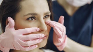 Mujer joven con profesional medicina est&eacute;tica tratamiento armonizacion facial