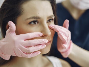 Mujer joven con profesional medicina est&eacute;tica tratamiento armonizacion facial