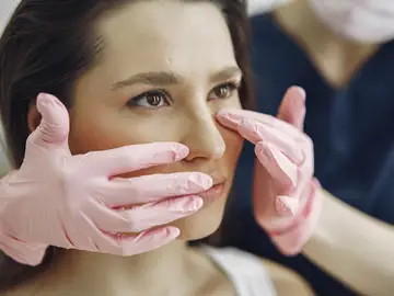 Medicina estética Mujer joven con profesional medicina estética tratamiento armonizacion facial