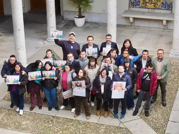 El presidente de la Diputación de Valladolid, Conrado Íscar; presenta el calendario junto al presidente de la Asociación Síndrome de Down, Manuel Velázquez, el fotógrafo Dani Mantis; el diputado Alfonso Romo y algunos de los protagonistas del calendario El presidente de la Diputación de Valladolid, Conrado Íscar; presenta el calendario junto al presidente de la Asociación Síndrome de Down, Manuel Velázquez, el fotógrafo Dani Mantis; el diputado Alfonso Romo y algunos de los protagonistas del calendario