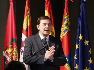 El presidente de la Junta, Alfonso Fern&aacute;ndez Ma&ntilde;ueco atiende a los medios en Medina de Rioseco