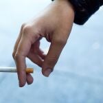 &iquest;Puede mi empresa prohibirme salir a fumar durante mi jornada laboral? Esto dice la ley 