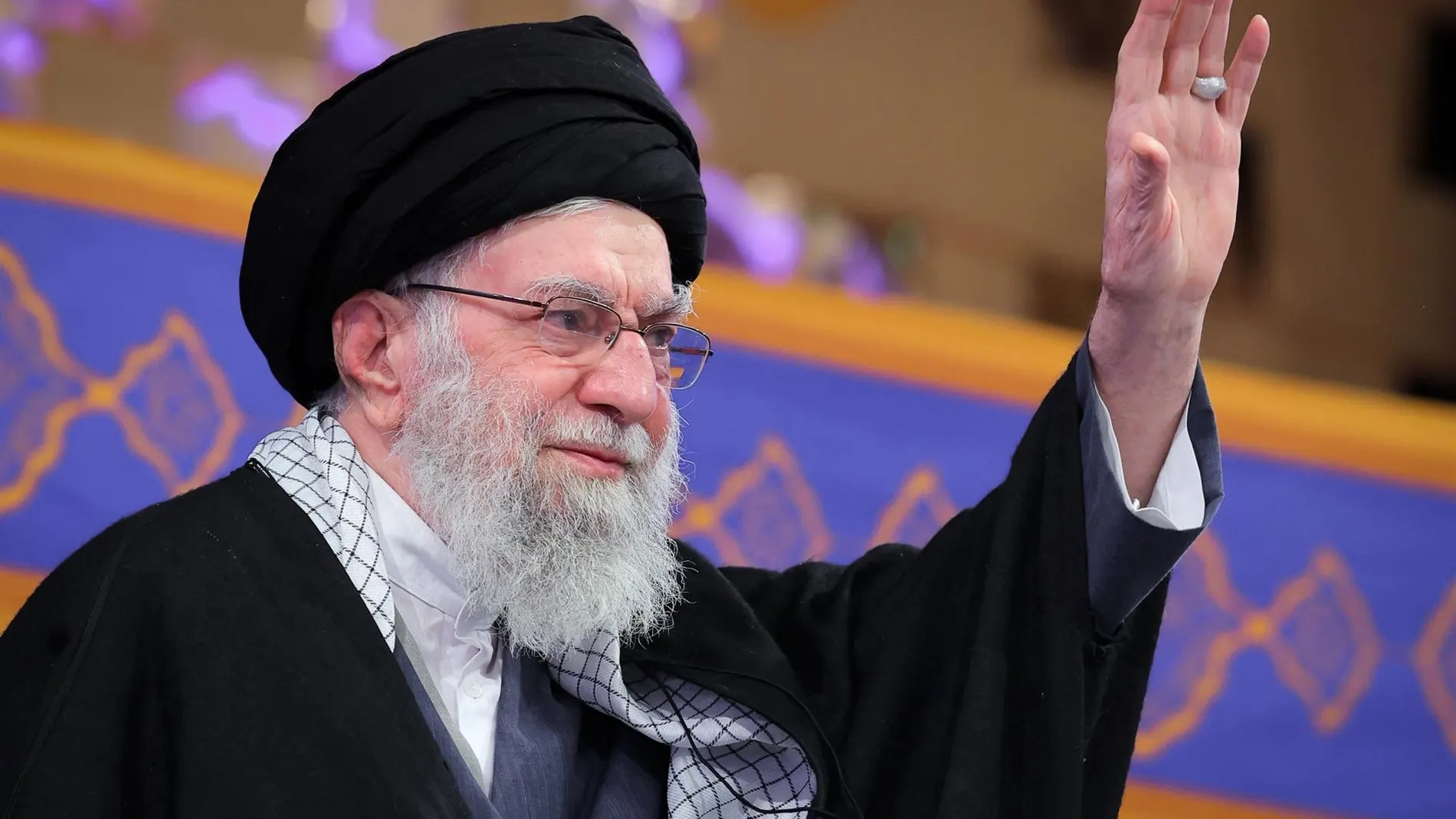 Jamenei denuncia que Trump instiga las protestas con las manos manchadas "de la sangre de mil iraníes"