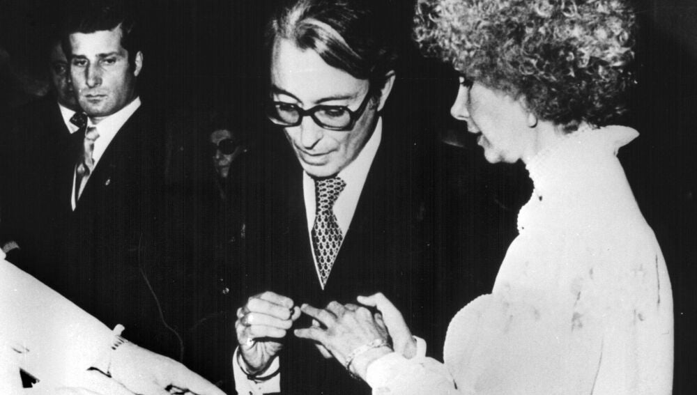 Fotografía de archivo, tomada el 16/03/78, de la boda de la Duquesa de Alba, Cayetana Fitz James Stuart, con Jesús Aguirre, en presencia del duque de Huescar, celebrada en el palacio de Liria. Jesus Aguirre, de 67 años, falleció esta tarde en esta residencia madrileña. 