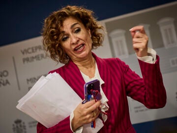 La vicepresidenta y ministra de Hacienda, Mar&iacute;a Jes&uacute;s Montero, durante la rueda de prensa que ha ofrecido este viernes en Madrid para presentar la propuesta del nuevo modelo de financiaci&oacute;n auton&oacute;mica. &copy; Alberto R. Rold&aacute;n / Diario La Raz&oacute;n. 09 01 2026