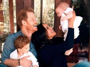 Meghan Markle y el pr&iacute;ncipe Harry presentaron a Lilibet en 2021 a trav&eacute;s de su tarjeta navide&ntilde;a. 