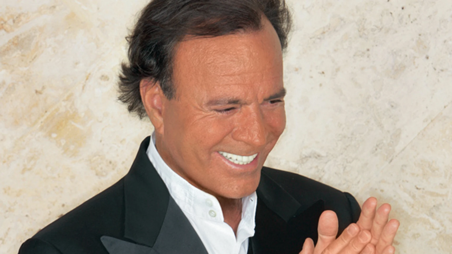 El cantante Julio Iglesias aborda, en una entrevista con la Agencia EFE, diferentes aspectos de su carrera y analiza su último disco, "Romantic Classics", el primero que edita en inglés en los últimos doce años y que incluye once canciones clásicas de amor de la década de los sesenta a los ochenta.