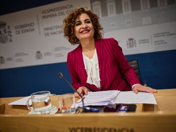 La vicepresidenta primera del Gobierno y ministra de Hacienda, Mar&iacute;a Jes&uacute;s Montero, ofrece una rueda de prensa para presentar la propuesta del nuevo modelo de financiaci&oacute;n auton&oacute;mica &copy; Alberto R. Rold&aacute;n / Diario La Raz&oacute;n. 09 01 2026