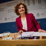 La vicepresidenta primera del Gobierno y ministra de Hacienda, Mar&iacute;a Jes&uacute;s Montero, ofrece una rueda de prensa
