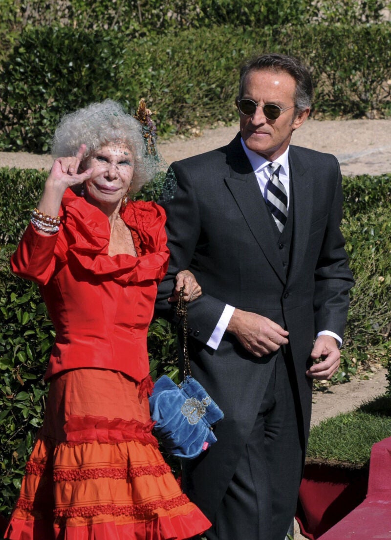 Fotografía de archivo del 16/10/2010 de la duquesa de Alba, acompañada por su novio, Alfonso Díez, a su llegada a la boda de Rafael Medina, hijo mayor de Nati Abascal y el duque de Feria, con la arquitecta bilbaína Laura Vecino, que se celebró en Toledo. La duquesa de Alba contraerá matrimonio a primeros del próximo mes de octubre con Alfonso Díez en una ceremonia que se celebrará en "la más estricta intimidad", según ha informado en un comunicado la propia Cayetana de Alba.