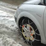 Con las primeras nevadas ya activas, llevar cadenas en el coche vuelve a ser una cuesti&oacute;n de prevenci&oacute;n