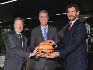 Badalona acoger&aacute; la Final Four de la Basketball Champions League 2026 en el Ol&iacute;mpic, en la foto el CEO de la BCL, Patrick Comninos, el alcalde de Badalona, Xavier Garcia Albiol, y el presidente de FIBA Europa, Jorge Garbajosa