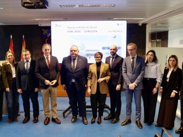 El consejero de Sanidad, Alejandro V&aacute;zquez, presenta el nuevo centro de salud junto al alcalde de Salamanca, Carlos Garc&iacute;a Carbayo, y el equipo 