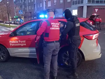 Sucesos.- Detenido un hombre de 84 años tras apuñalar en el abdomen a una mujer en Pamplona Momento del traslado del detenido a dependencias de la Policía Foral. REMITIDA / HANDOUT por POLICÍA FORAL Fotografía remitida a medios de comunicación exclusivamente para ilustrar la noticia a la que hace referencia la imagen, y citando la procedencia de la imagen en la firma 09/01/2026