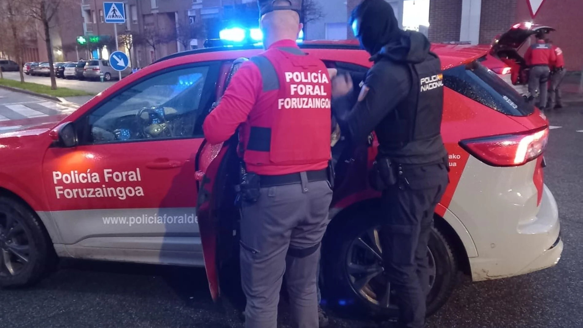 Momento del traslado del detenido a dependencias de la Policía Foral. REMITIDA / HANDOUT por POLICÍA FORAL Fotografía remitida a medios de comunicación exclusivamente para ilustrar la noticia a la que hace referencia la imagen, y citando la procedencia de la imagen en la firma 09/01/2026