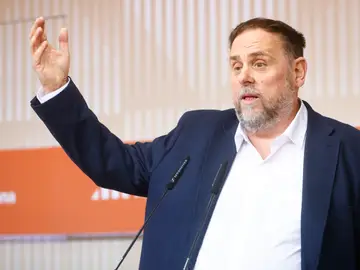 Junqueras: Un 'no' a la financiación dejaría los 4.700 millones "en la caja de Hacienda" GRAFCAT6381. BARCELONA, 09/01/2026.- El presidente de ERC, Oriol Junqueras, durante una rueda de prensa desde la sede de ERC tras haberse reunido a primera hora de la mañana con el presidente catalán, Salvador Illa, en la que ha advertido, en una apelación implícita a JxCat, de que rechazar el nuevo modelo de financiación supondría dejar los 4.700 millones de euros adicionales para Cataluña "en la caja de Hacienda". EFE/Quique García