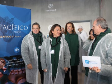 La consejera de Agricultura, Ganader&iacute;a y Desarrollo Rural, Mar&iacute;a Gonz&aacute;lez Corral(2I), acompa&ntilde;ada del CEO de Merpac&iacute;fico, Conrado Merino(I); y de la presidenta de la Diputaci&oacute;n , &Aacute;ngeles Armis&eacute;n,entre otros, informa de la resoluci&oacute;n de las ayudas para impulsar las inversiones en empresas de acuicultura y transformaci&oacute;n de sus productos