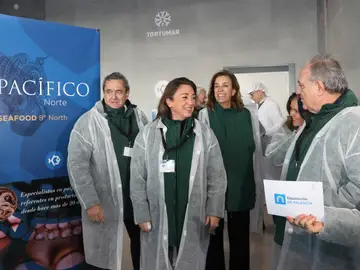 La consejera de Agricultura, Ganadería y Desarrollo Rural, María González Corral(2I), acompañada del CEO de Merpacífico, Conrado Merino(I); y de la presidenta de la Diputación , Ángeles Armisén,entre otros, informa de la resolución de las ayudas para impulsar las inversiones en empresas de acuicultura y transformación de sus productos La consejera de Agricultura, Ganadería y Desarrollo Rural, María González Corral(2I), acompañada del CEO de Merpacífico, Conrado Merino(I); y de la presidenta de la Diputación , Ángeles Armisén,entre otros, informa de la resolución de las ayudas para impulsar las inversiones en empresas de acuicultura y transformación de sus productos