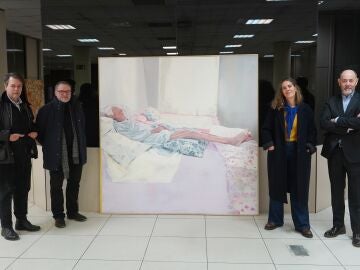 El presidente de ACOR, Jes&uacute;s Posadas; la jefa del &Aacute;rea de Comunicaci&oacute;n y Asuntos Corporativos del Museo del Prado, Celia Guilarte Calder&oacute;n de la Barca; y el pintor Augusto Ferrer-Dalmau, y el ilustrador y humorista gr&aacute;fico, Jos&eacute; Mar&iacute;a Nieto junto a la obra ganadora del XXVI certamen de pintura ACOR